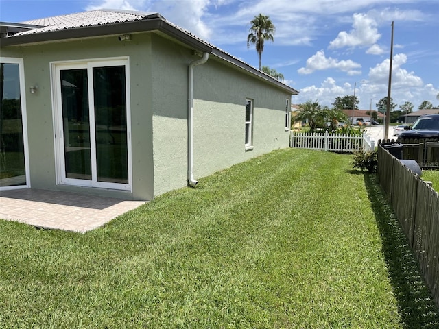 view of yard featuring a patio