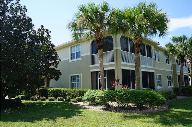 back of house featuring a yard