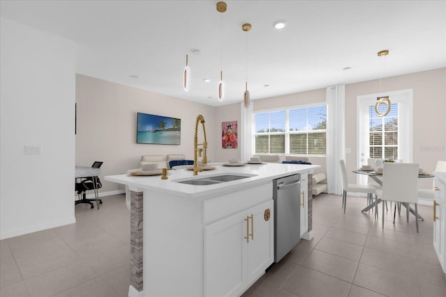 kitchen with sink, decorative light fixtures, an island with sink, and dishwasher