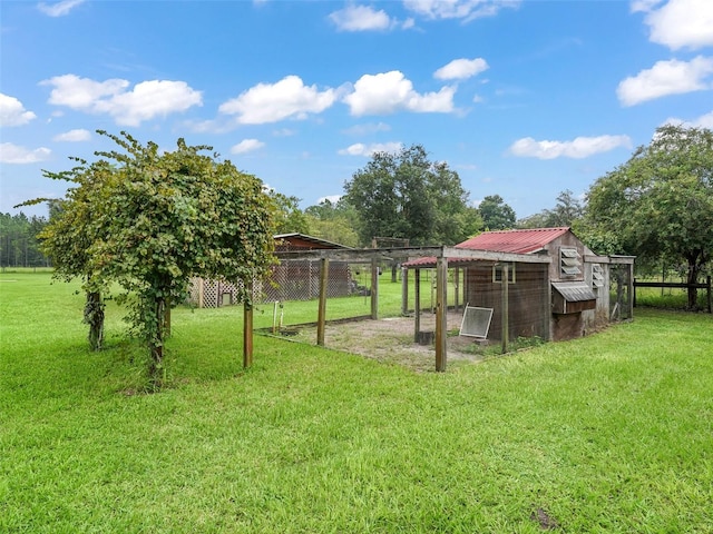 view of yard featuring an outdoor structure