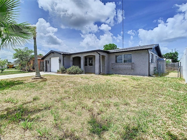 single story home featuring a front lawn