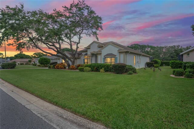 view of front of property featuring a lawn