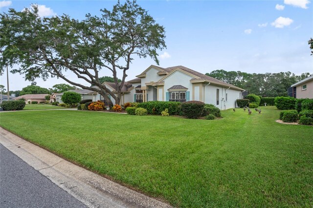 view of front of home featuring a front lawn