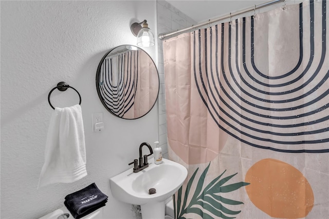 bathroom featuring a shower with curtain and sink