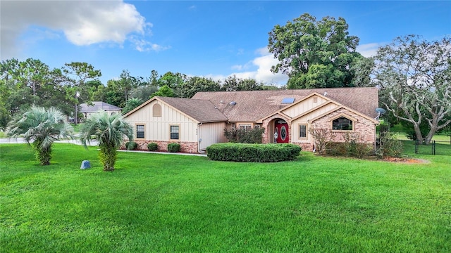 view of front of property featuring a front yard