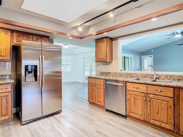 kitchen featuring stainless steel appliances, sink, light wood-type flooring, track lighting, and ceiling fan