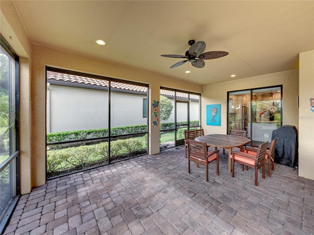 sunroom with ceiling fan