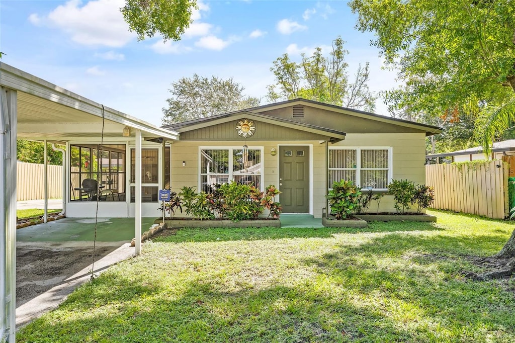 view of front of property featuring a front lawn