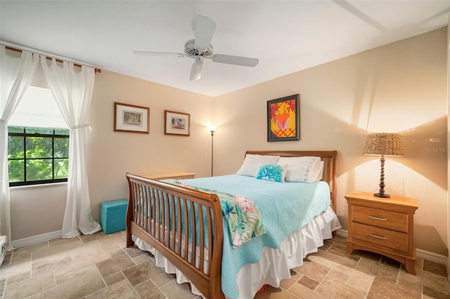 bedroom with ceiling fan