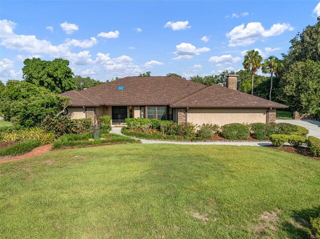 ranch-style house featuring a front lawn