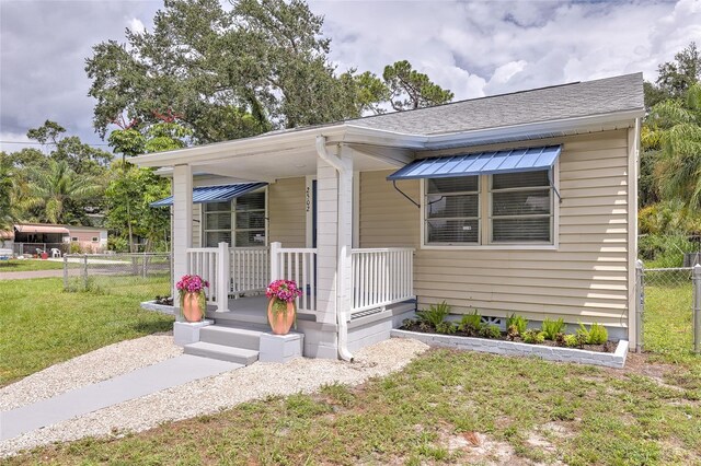 view of front facade featuring a porch and a front lawn