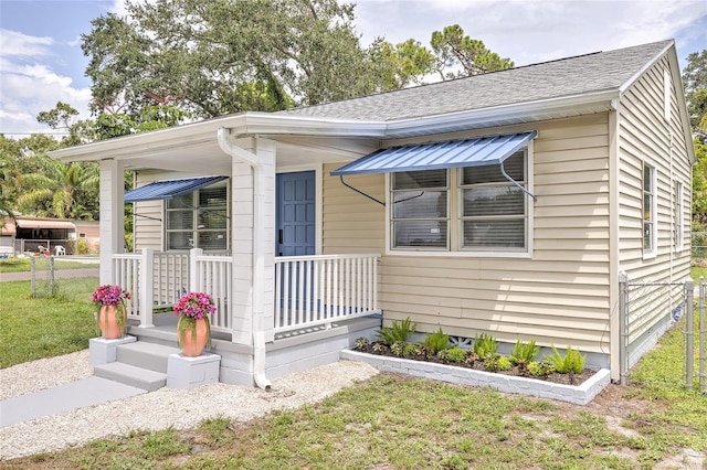 view of front of house featuring a front lawn and covered porch