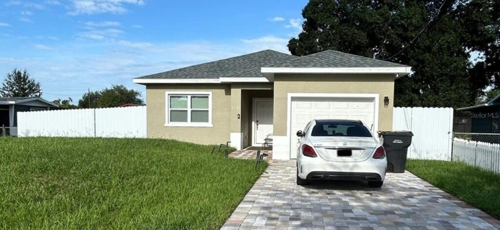 view of front facade featuring a garage and a front lawn