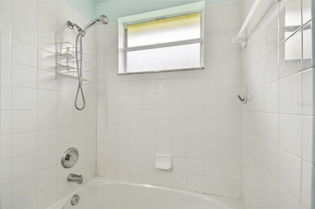 bathroom with tiled shower / bath