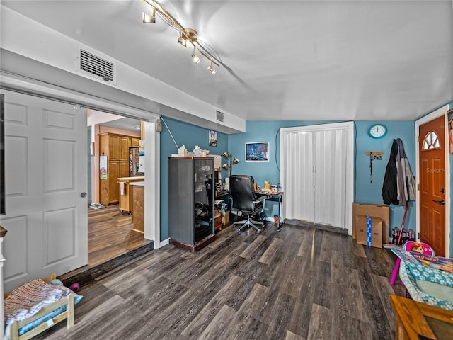 office area featuring lofted ceiling, hardwood / wood-style floors, and rail lighting