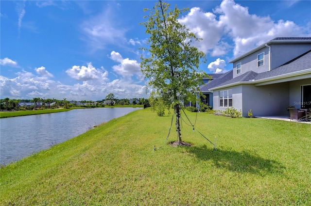 view of yard featuring a water view