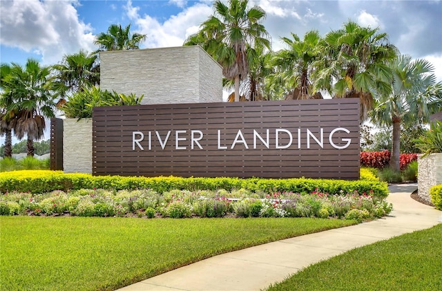 community sign with a lawn