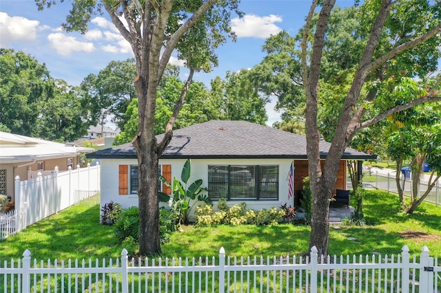 view of front of house featuring a front lawn