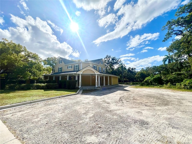 view of front of house featuring a front yard