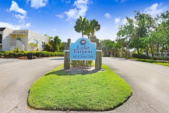 community sign with a lawn