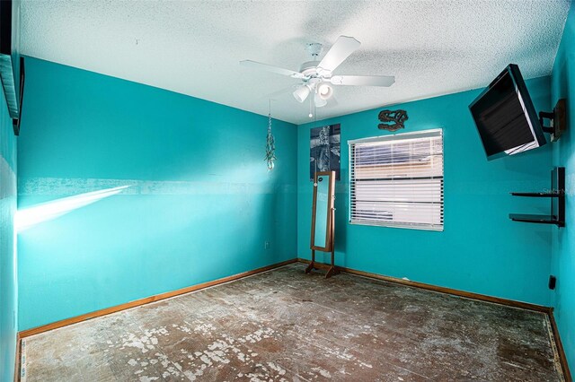 unfurnished room with a textured ceiling and ceiling fan