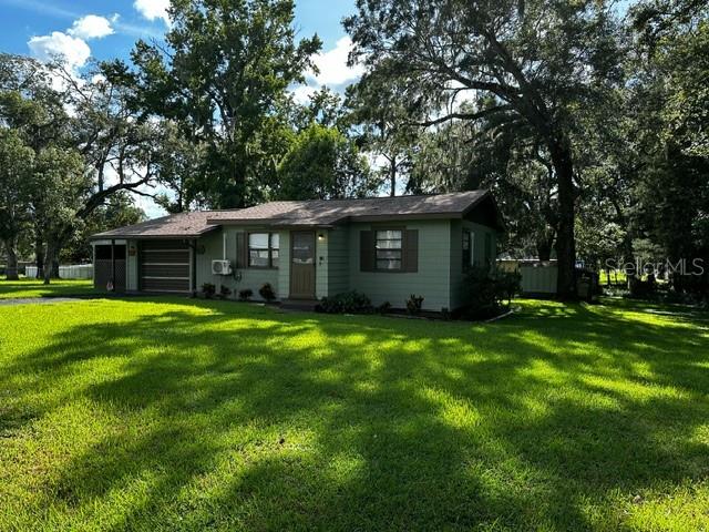 single story home with a front lawn