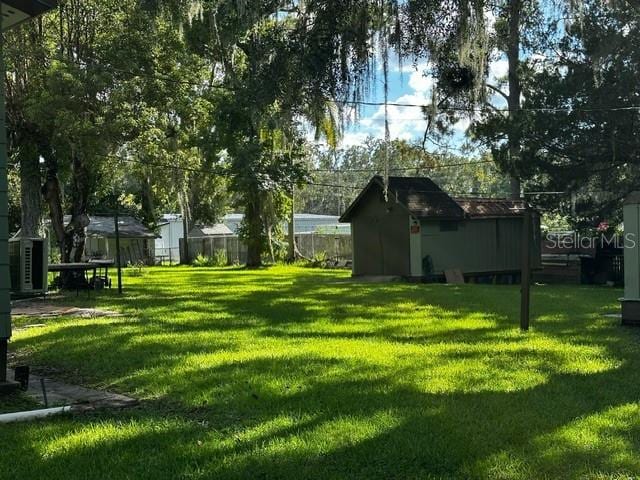 view of yard with a shed