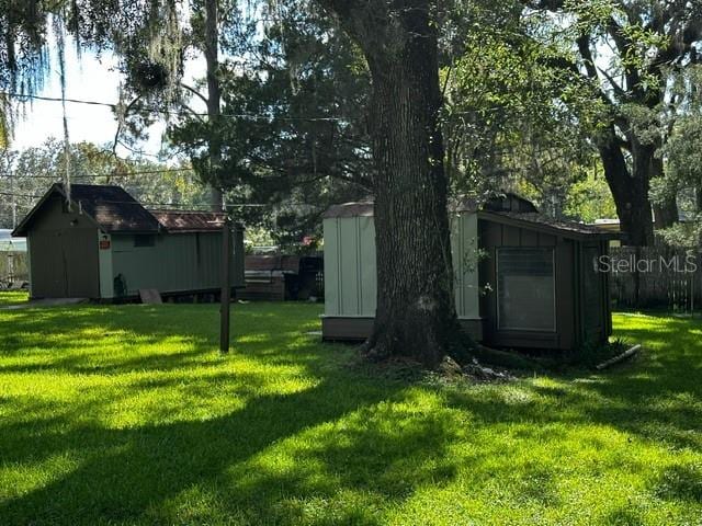 view of yard with a shed