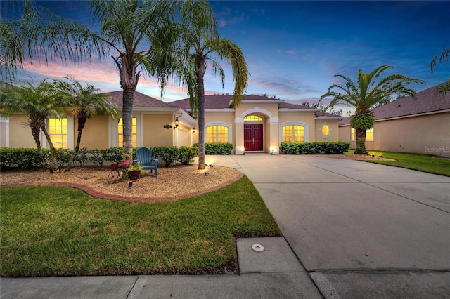 view of front of property featuring a lawn