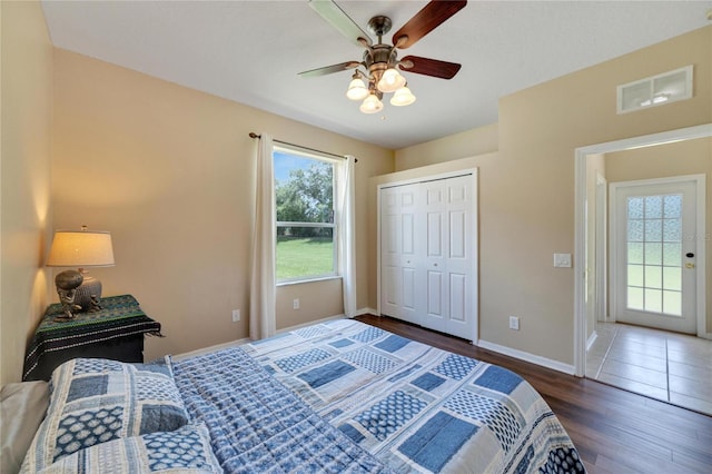 bedroom with dark wood-type flooring, a closet, and ceiling fan