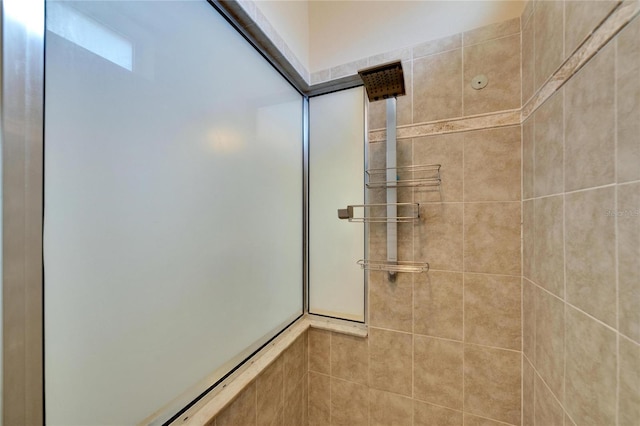 bathroom featuring tiled shower