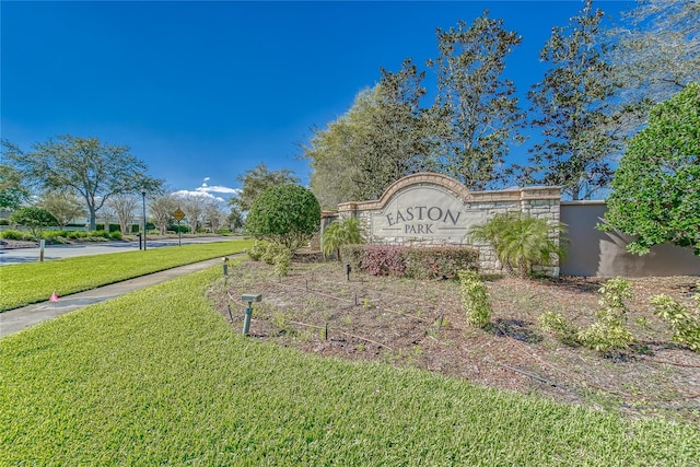 community / neighborhood sign featuring a yard