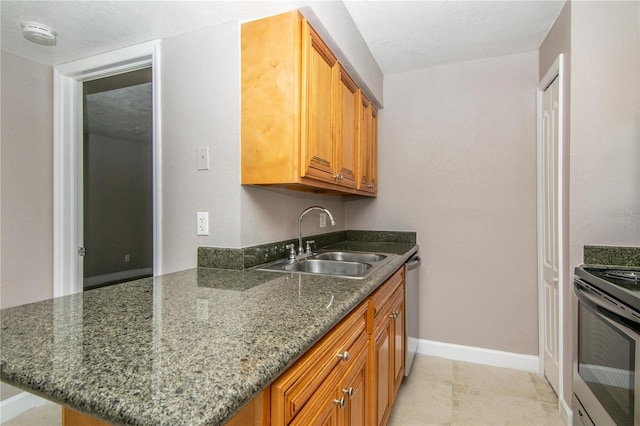 kitchen featuring sink, dark stone countertops, kitchen peninsula, and light tile patterned floors