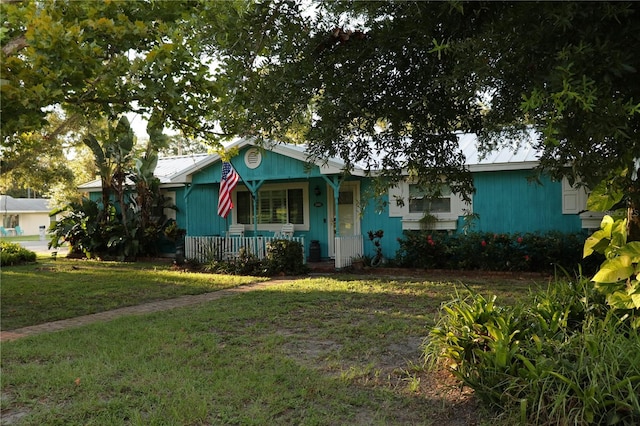 view of front of house featuring a porch and a front lawn