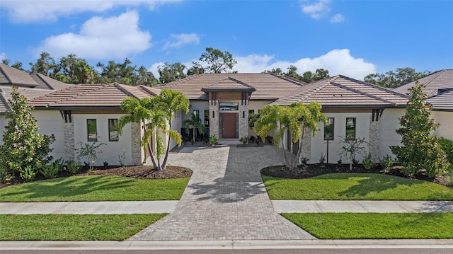 view of front of home featuring a front lawn