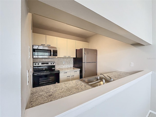 kitchen with sink, kitchen peninsula, backsplash, and stainless steel appliances