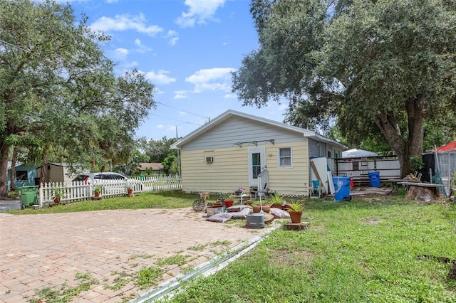 back of house featuring a lawn