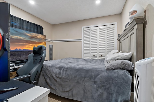 bedroom with a closet