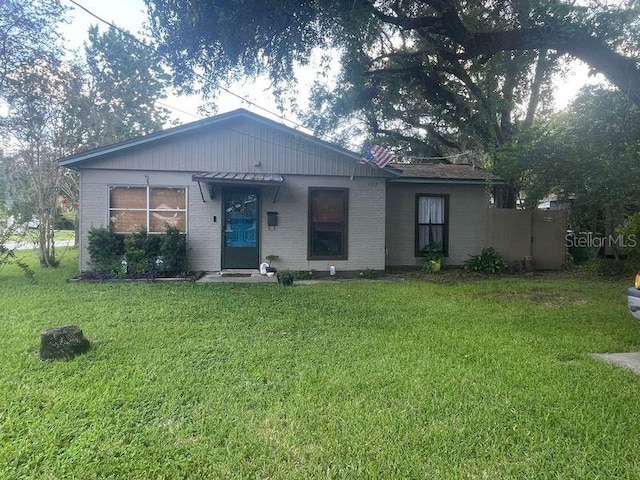 view of front of property featuring a front lawn