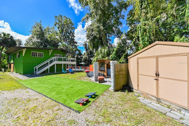 view of yard featuring a shed