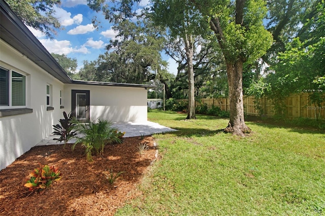 view of yard featuring a patio