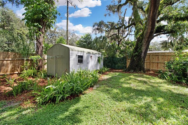 view of yard featuring a shed