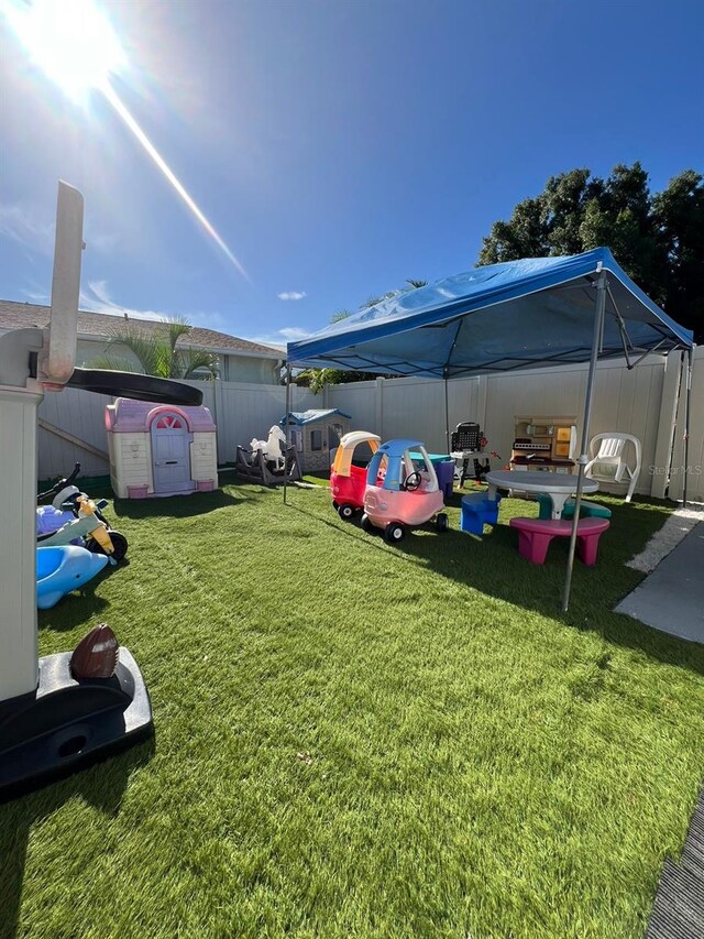 view of yard with a shed