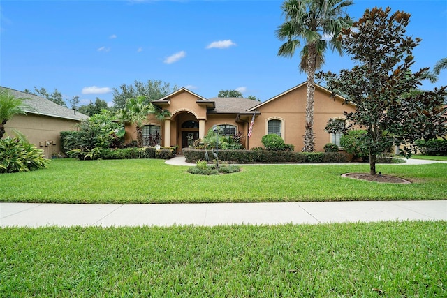 view of front facade featuring a front lawn