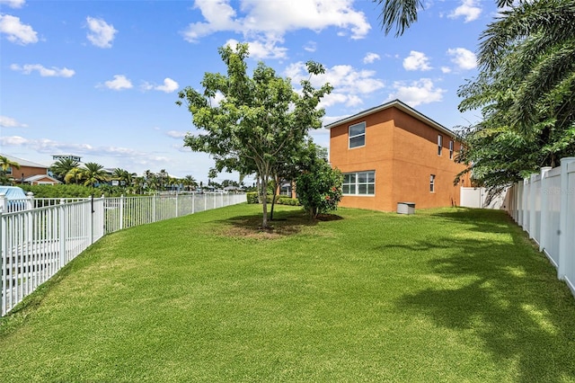 view of yard featuring a water view