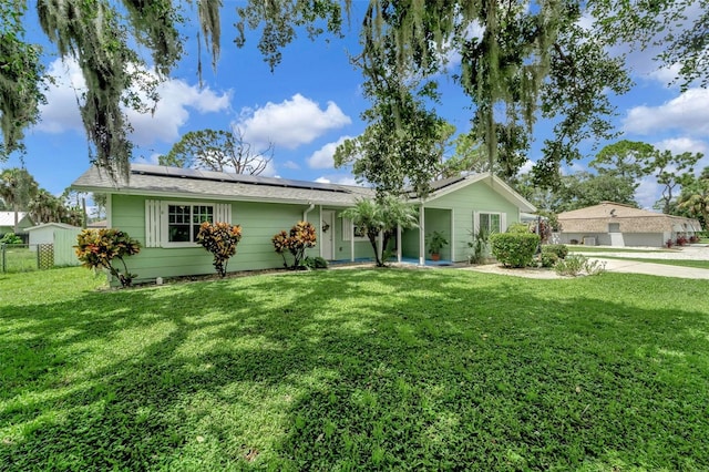 ranch-style home featuring a front lawn