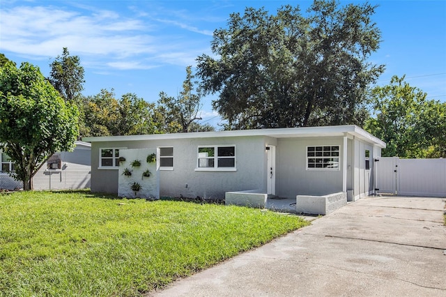 ranch-style house featuring a front lawn