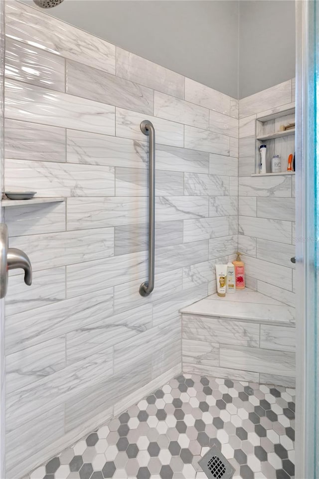 bathroom featuring a tile shower