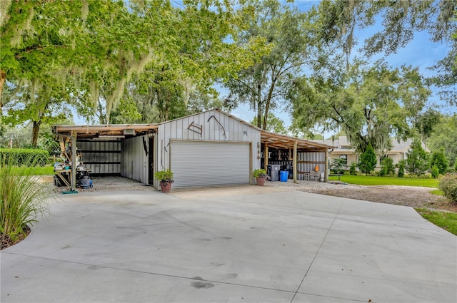 view of front of house with an outdoor structure, a garage, and a carport