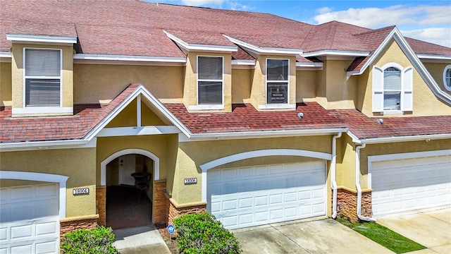 townhome / multi-family property featuring a garage